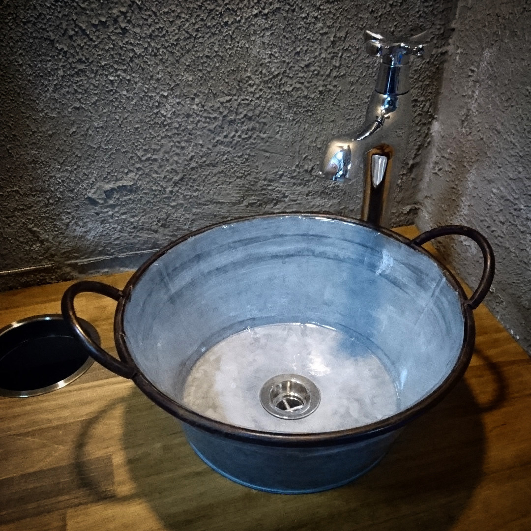 300522 DIYでブリキのタライを手洗器に｜プランインテリア.jpg
